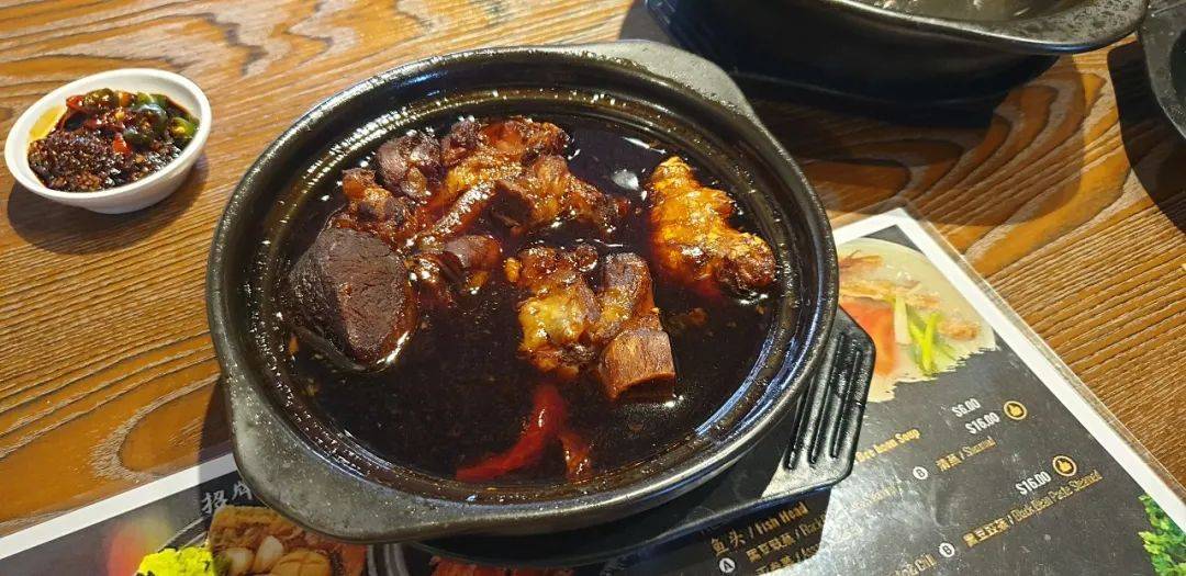 馬國霹雳州超火的幹肉骨茶登錄獅城啦