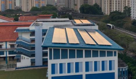 新加坡三所小学采取太阳能板发电方式，年产电量可供297个组屋用电