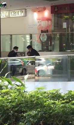 新加坡闹市区上演追逐战,肇事轿车失控撞向地铁站出口