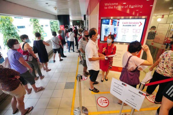 新加坡银行开放 换取农历新年新钞