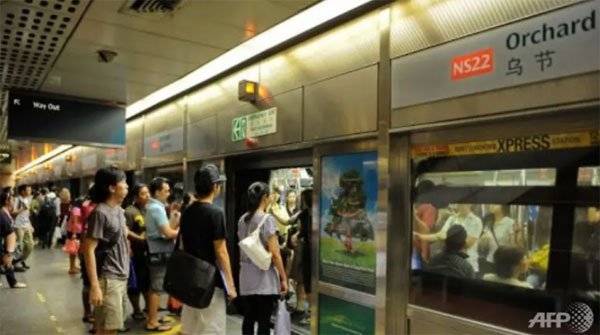 飞脚踢碎地铁玻璃门 少年缓刑9月 妈妈缴保1.5万