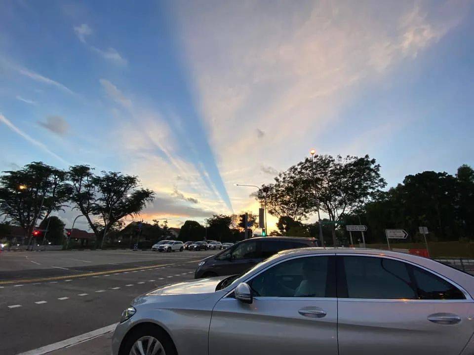 罕见!新加坡再现神奇天象,万道光芒从天空射下,50张美图刷屏