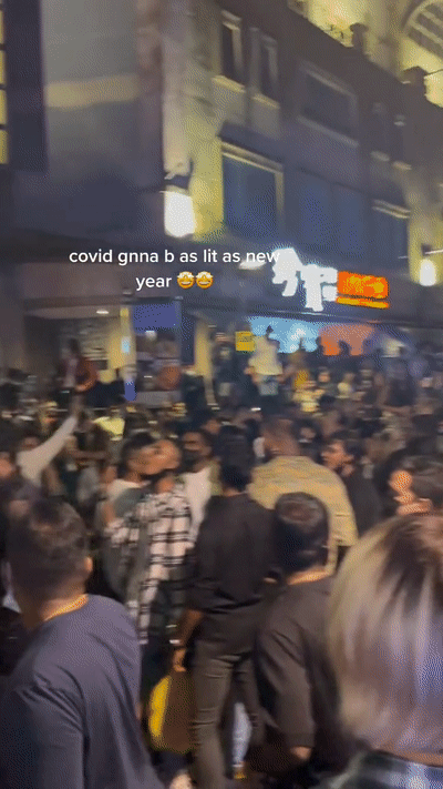 公然違規!新加坡克拉碼頭百人狂歡跨年: 不戴口罩、貼面跳舞!或導致超級傳播