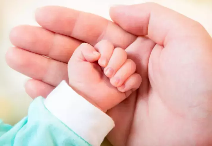 人間慘劇!六個月大嬰兒死在保姆家,新加坡阿姨:我願意下跪