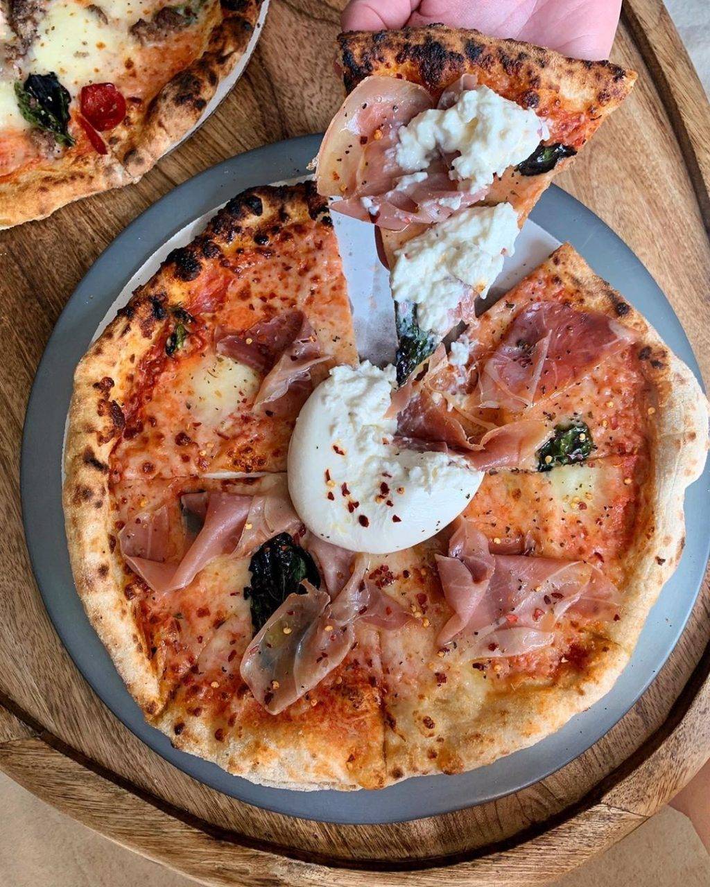 東南亞首店在KINEX Mall⛳800° Woodfired Kitchen：手工餅皮、自選醬汁佐料，NBA籃球巨星同款美食Get✅