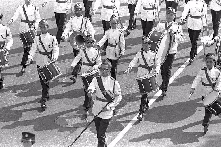 新加坡这所中学放大招,请来李显龙唱歌!