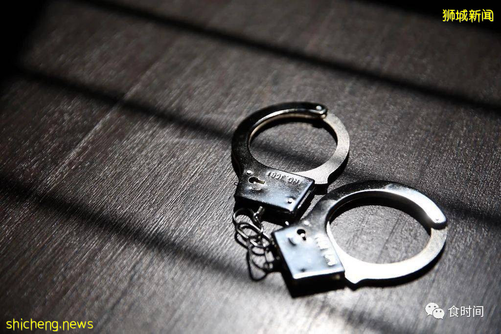 中國籍小夥兒拿76新幣賄賂新加坡警察?兄弟你違法了