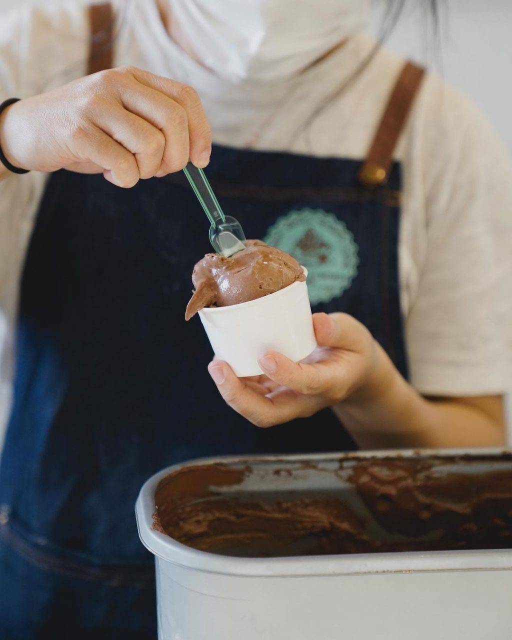 掀開賬篷,來到冰品店🍦小印度Three's A Crowd,綿密冰淇淋+酥脆華夫餅,驅走炎熱天氣💦