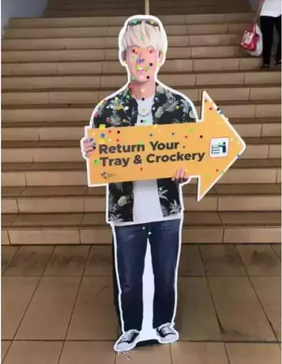 新加坡“文明大使”被“打”成筛子，这“素质”让人大失所望