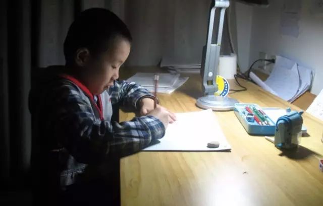 天啊,大部分人用的灯不仅会伤眼睛还会致癌!!!