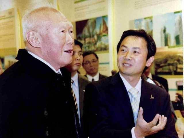 新加坡75%是华人，李光耀为何冒着得罪人的风险，将英语定为国语