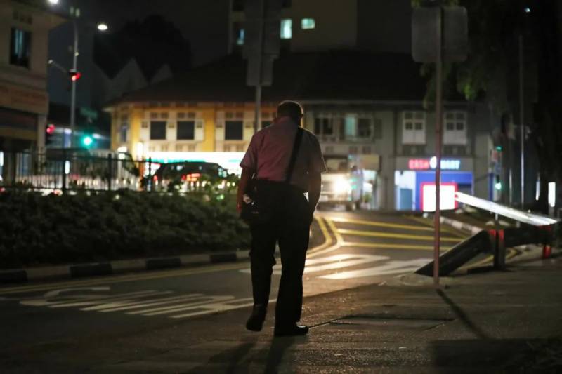 争议!新加坡议员提法定最低月薪$1300,到底能不能养活一家