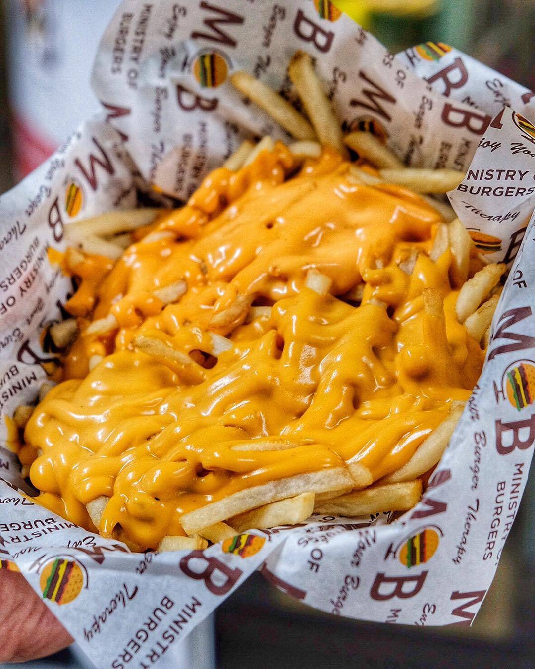 老板玩很大🔥 Ramly Burger塞滿四層肉餅，漢堡比你嘴還大！卡路裏炸彈=秘制醬料+邪惡組合💣