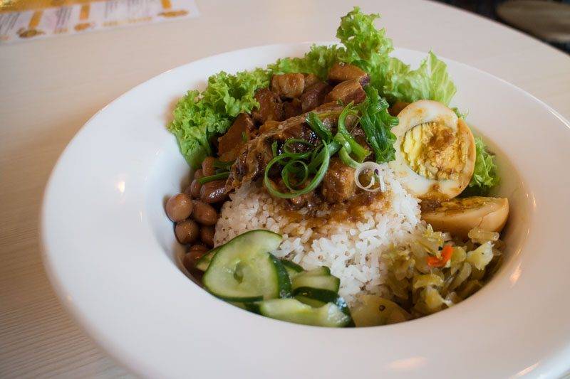 新加坡最好吃的鹵肉飯!!帶上你的味蕾假裝去台灣!!超正宗&創新鹵肉飯全覆蓋