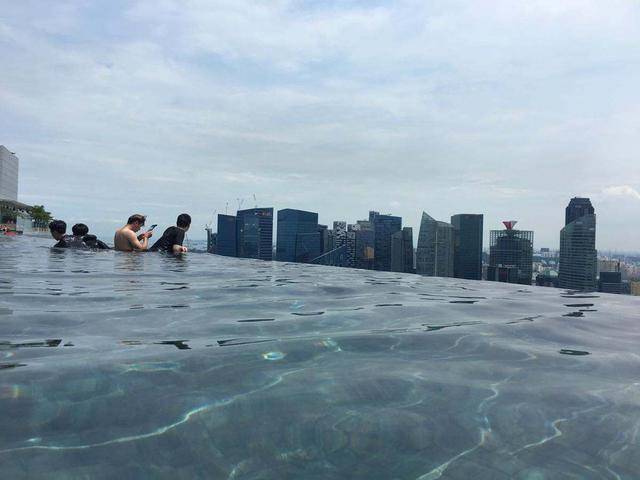 新加坡无边游泳池：位于55层楼的高空之上，难道真的还没有边