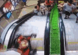 新加坡扶梯吃人事件,大人们请警惕