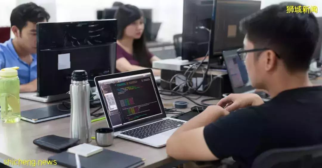 这些人有年中花红！新加坡隔壁大动作：“四天半工作制”