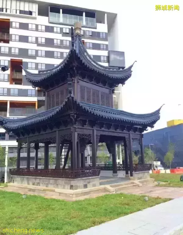 成龙和空姐搂肩照流出,还要电话、地址?女方回应!他两次为新加坡做好事而被骂