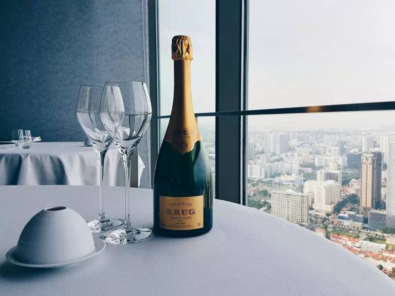 穿上礼服，带上项链，和心爱的TA在狮城来场fine dining的约会吧