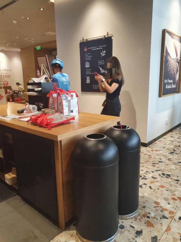 外賣員敢嗆顧客?中新外賣員真實生存狀態對比