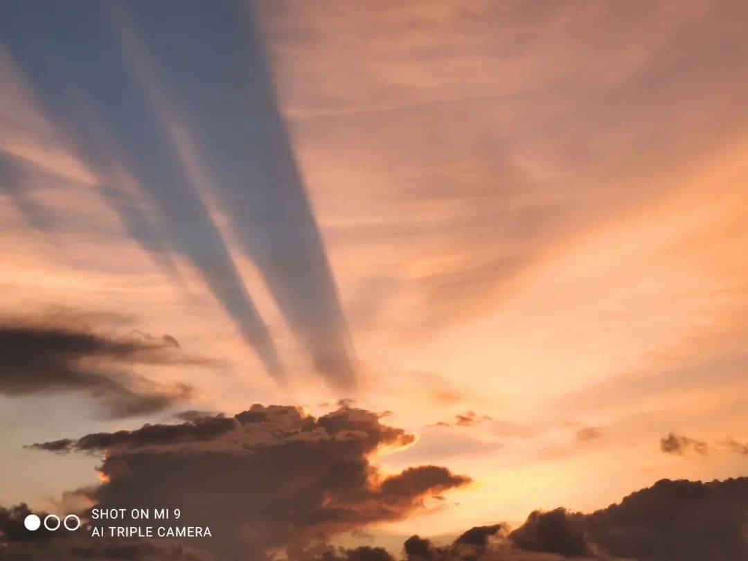 罕见!新加坡再现神奇天象,万道光芒从天空射下,50张美图刷屏