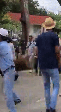 實拍！房屋被毀、老婦被強硬拖走，巴淡島住戶向新加坡求助