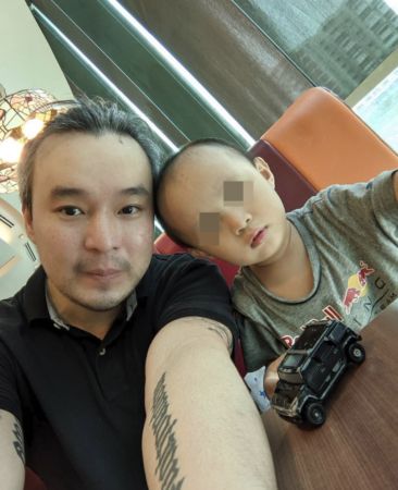 相隔229天 洪賜健再見愛兒 很想哭