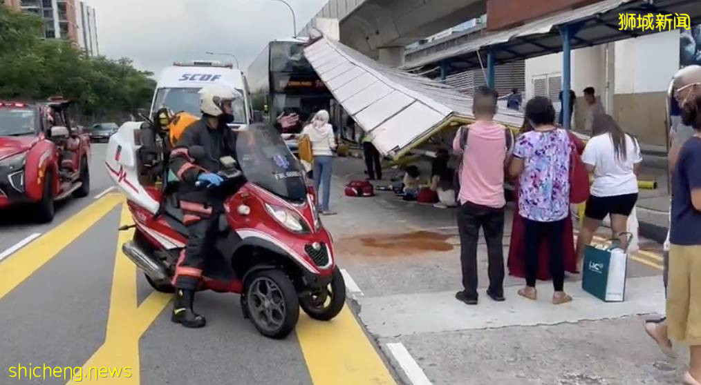 實拍新加坡巴士撞進德士站!頂棚倒塌、多人受傷,部長到場