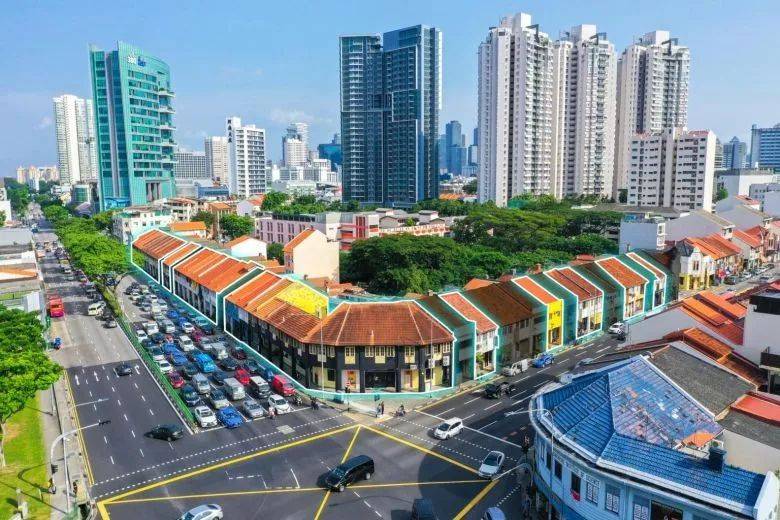 位于新加坡劳明达街的32栋相连店屋挂牌出售，叫价1.38亿新元