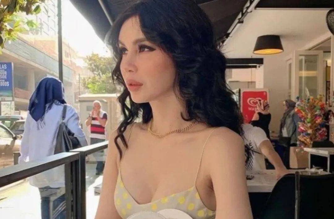 出动122个警察抓网红!他因穿粉色长裙被捕