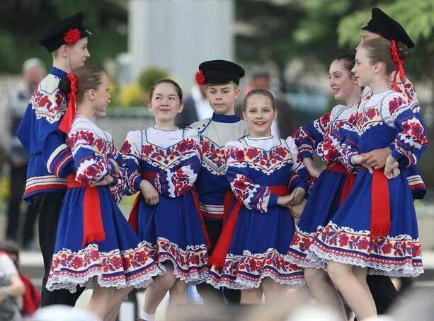 儿童节花样百出!新加坡给大人放假、西班牙糖果游行、巴西要挨针、英国“打”老师