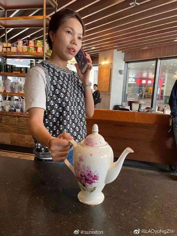 星巴克自帶杯咖啡免費，隊伍排瘋了！新加坡網友：咋不帶痰盂呢