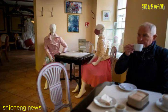 後疫情時代，網友爲了在外面吃飯也是拼了，獅城的你該如何做呢!