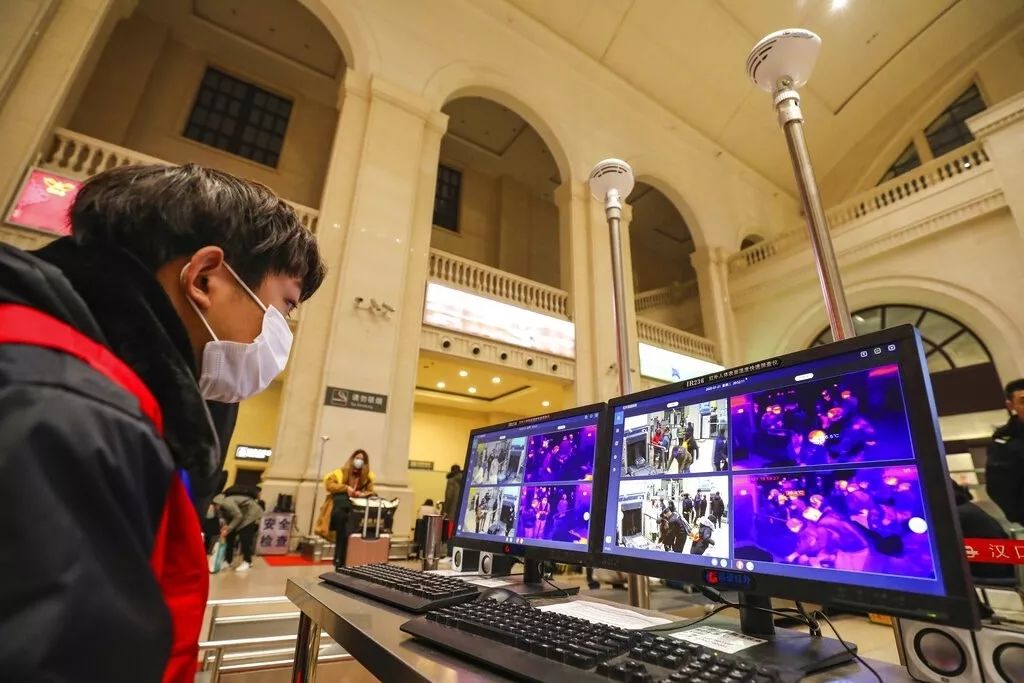 面对疫情，除了千名师生被要求休假14天，新加坡教育部还采取了这些措施