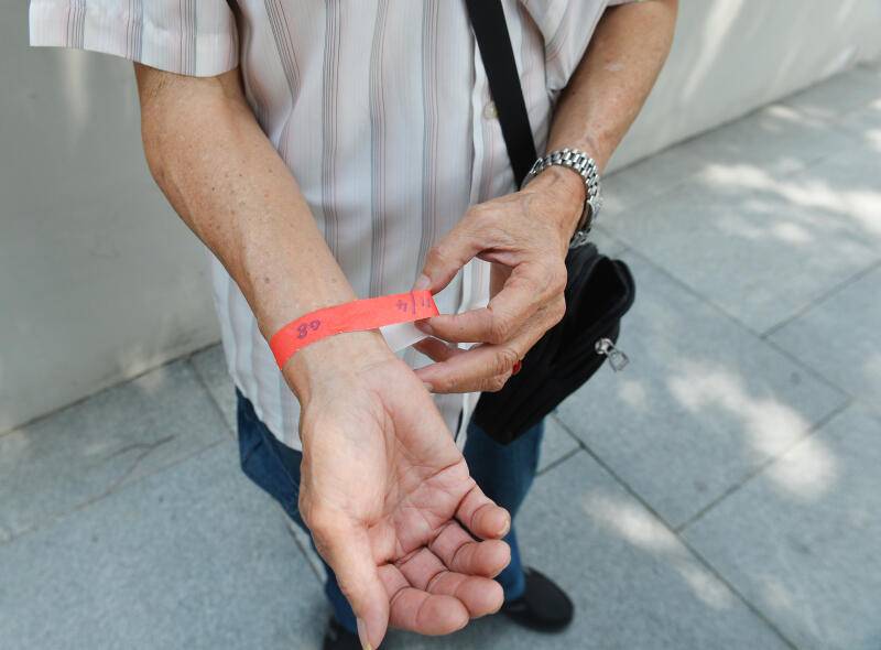 赛马门票难求 “黄牛”转手日赚逾500元