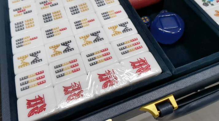 新航竟開始賣“空姐制服”，又被搶空！限量版麻將獨家開箱來了