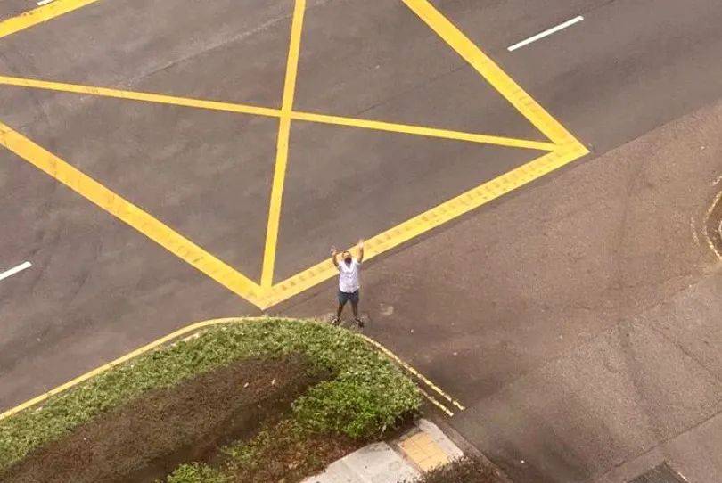 来朋友们干了这杯狗粮！妻子酒店隔离男子天天楼下相伴