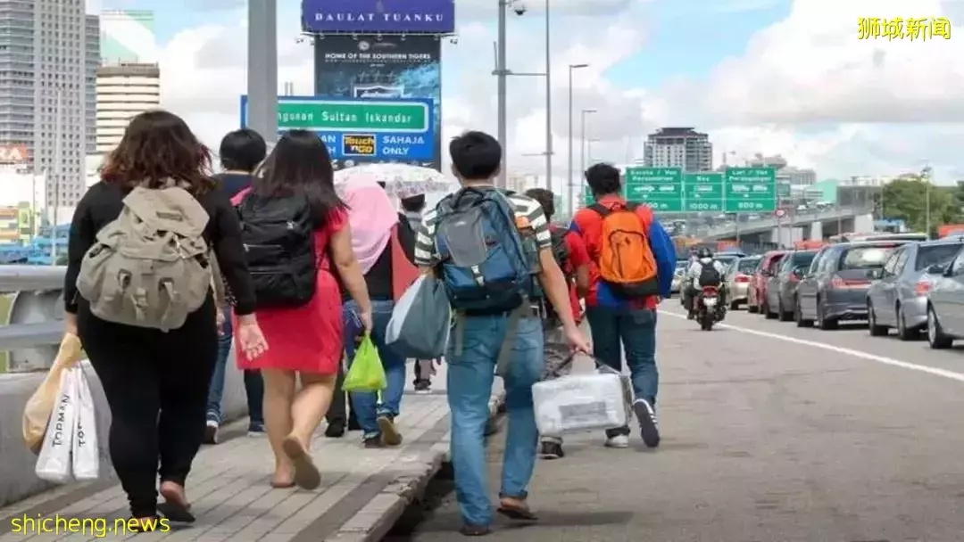 来新加坡一年半,发现妻子有了二胎!他在机场跪地磕头痛哭