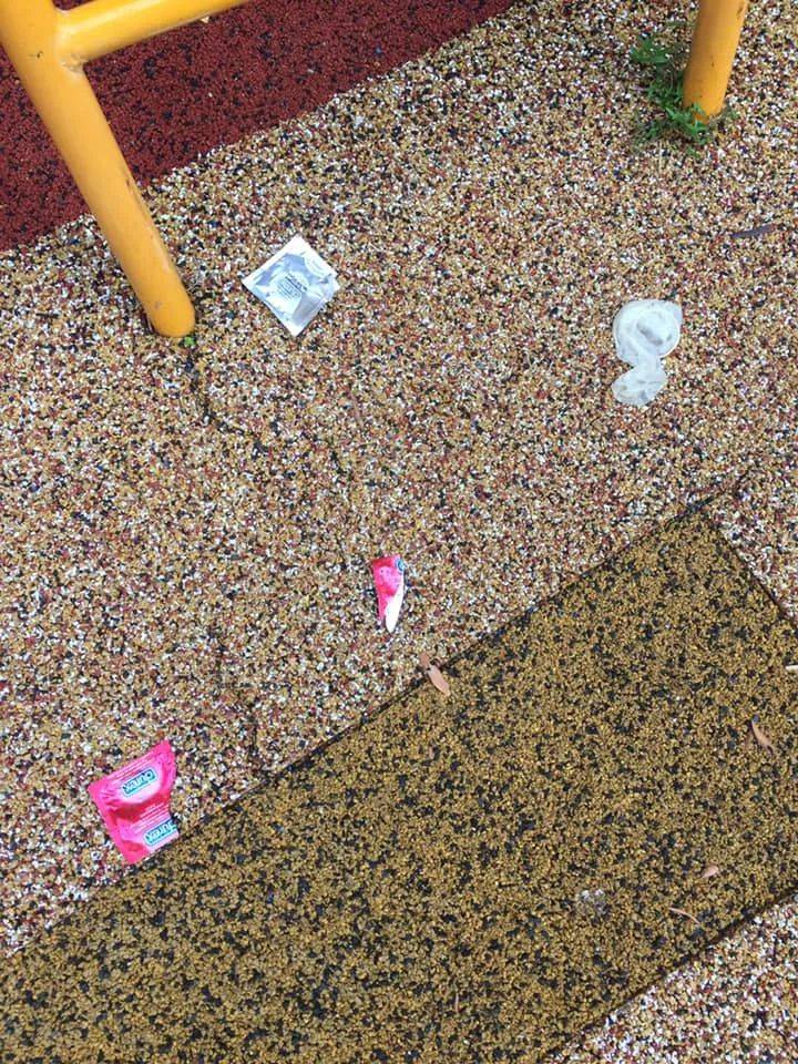 “今天,我又在組屋樓梯間,發現保險套和紙巾了...”