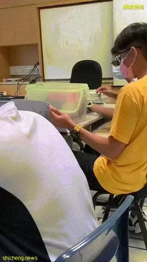 新加坡學生花式“無背包日”，看看誰上學最拉風