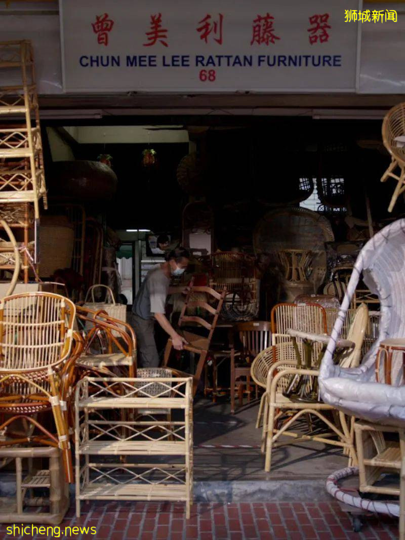 一邊給幼童坐，一邊給大人坐，見識下古早母子椅！承載幾代新加坡人回憶的竹藤手藝至今可好