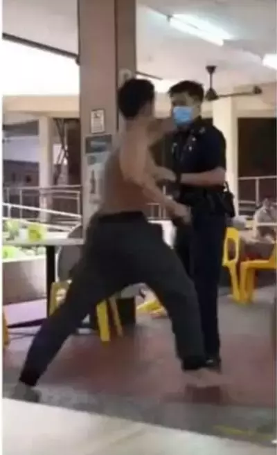 新加坡男子光膀子、耍大刀、斗警察,被一枪电翻、直挺挺怂啦