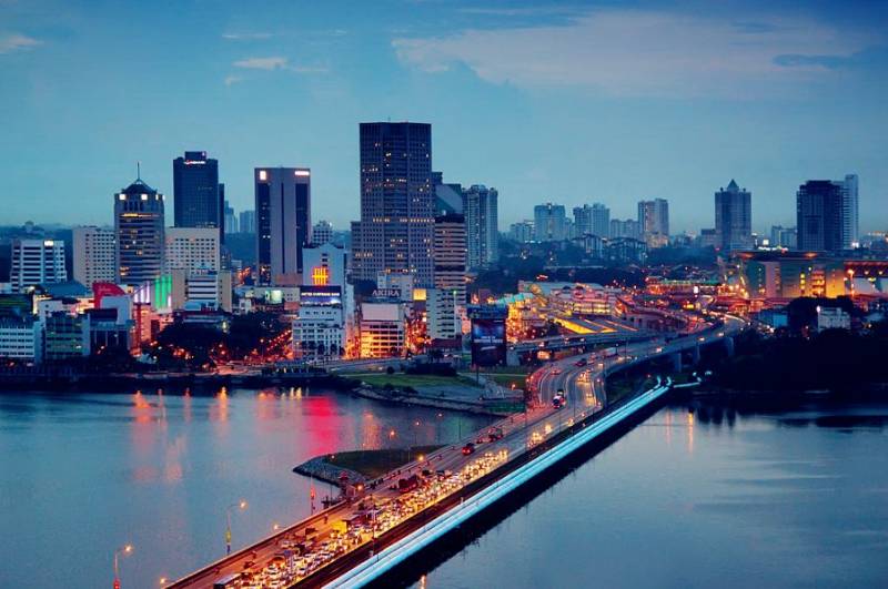 “明天就回國了!今晚,我突然想起在新加坡的50個第一次!”