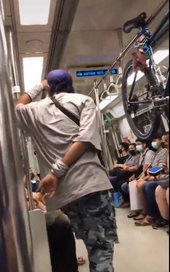 新加坡地铁挂车奇葩男已被警方调查,原来嚣张真的犯法呀