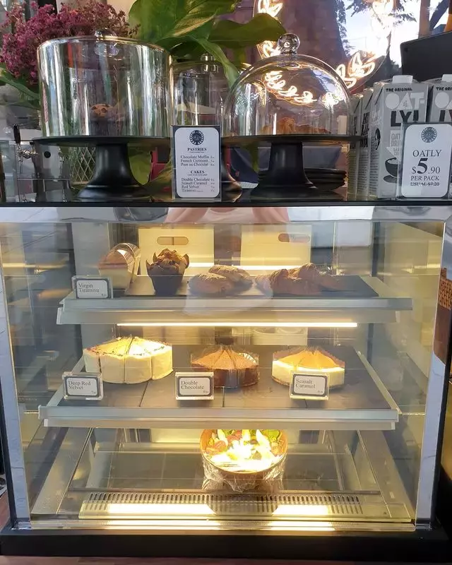 全新加坡最小间的咖啡馆!Little Grain设立在乌节路街边🤭超有限空间,只能让2人堂食