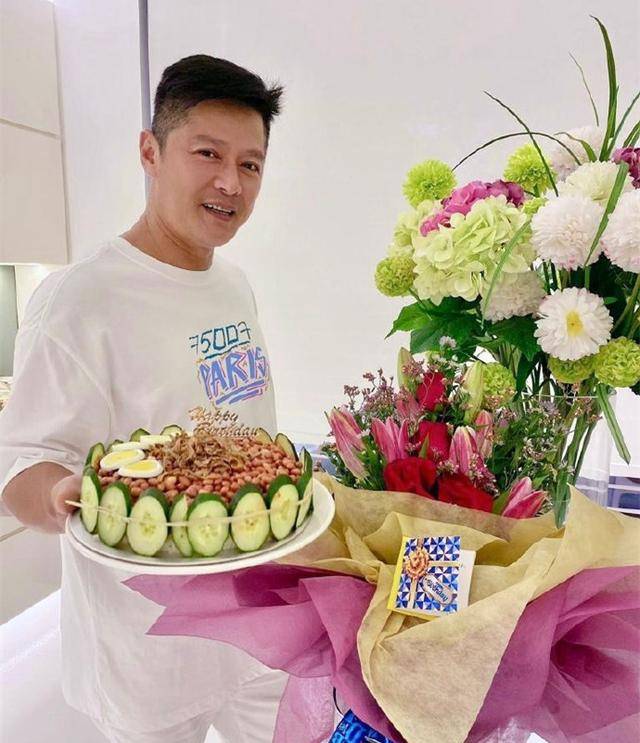 新加坡一哥一姐同框!56歲李南星仍帥氣,55歲陳莉萍發福難辨