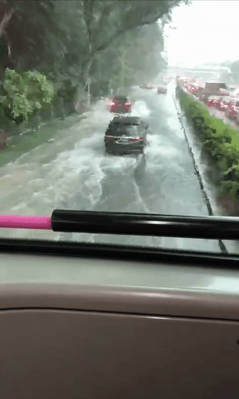 昨天!新加坡遭40年来最强暴雨袭击,全岛多处被洪水淹没,驾车犹如水中行船
