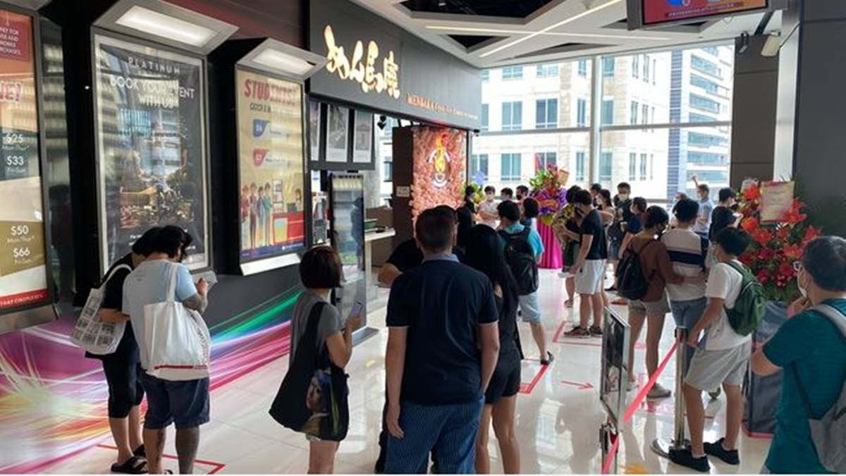 排长达七个小时的队就只为了吃这个“喷火拉面” (Menbaka Fire Ramen)