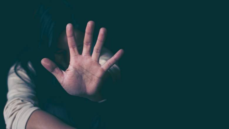 強吻女學生!上下其手!這個新加坡國大講師被解雇了