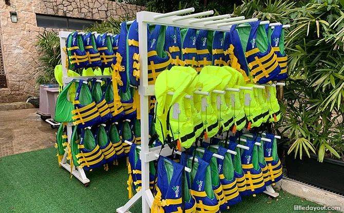 3米滑梯冲入海中!奔跑、跳跃、冲刺,新加坡最大水上漂浮乐园来了